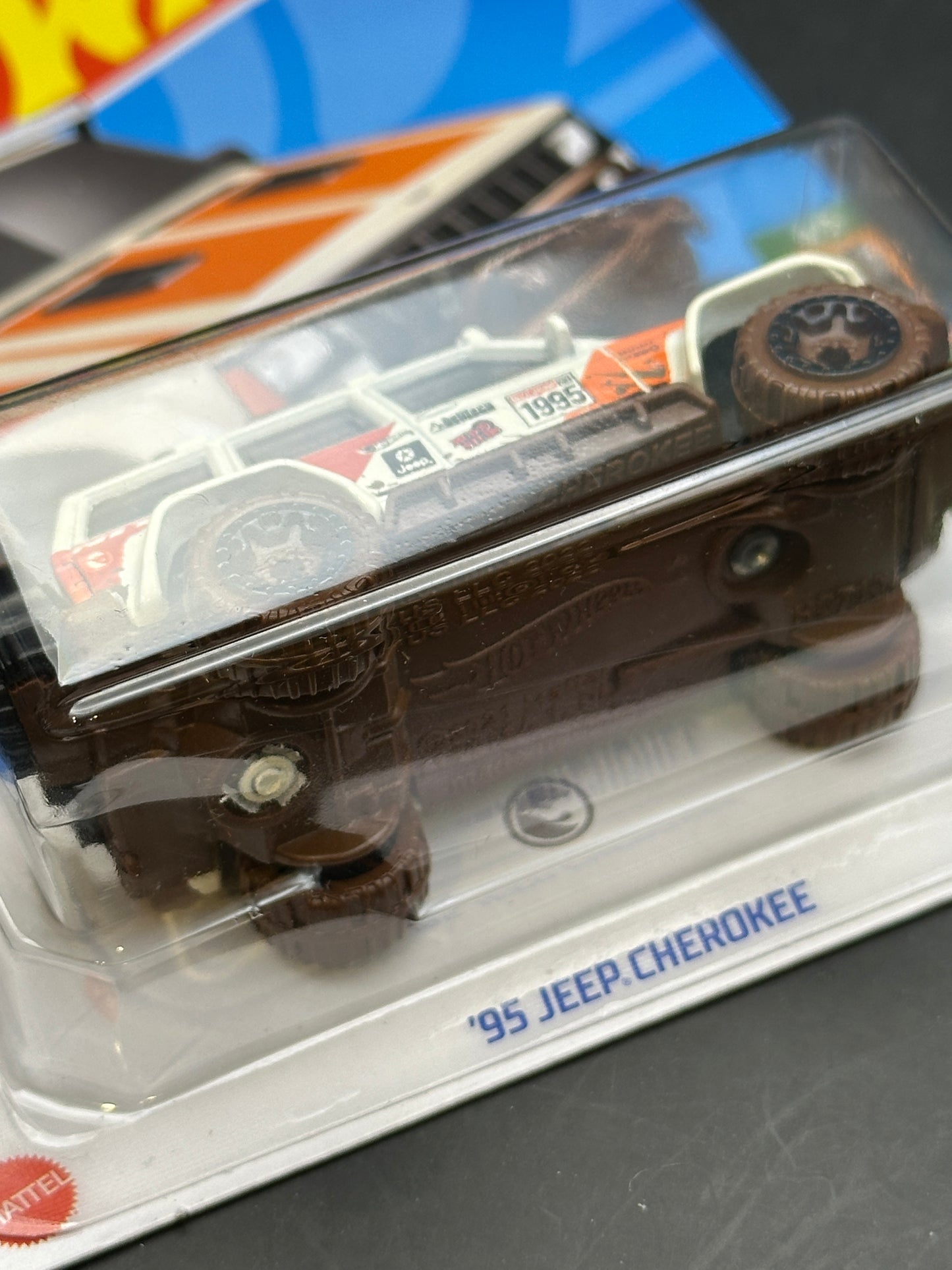 HOT WHEELS - 95 JEEP CHEROKEE (2023) - TREASURE HUNT - HW MUD STUDS 4/5