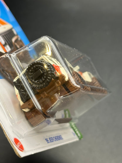 HOT WHEELS - 95 JEEP CHEROKEE (2023) - TREASURE HUNT - HW MUD STUDS 4/5