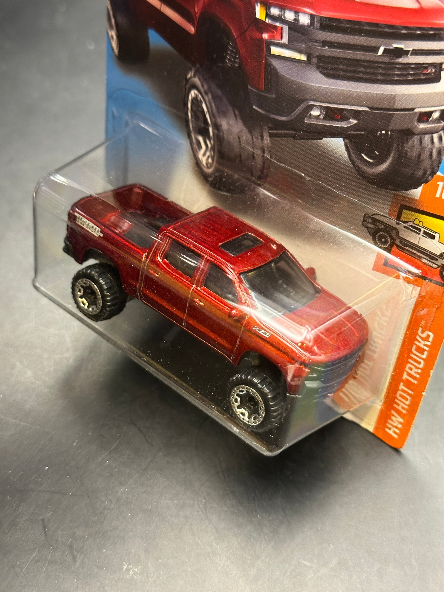 HOT WHEELS - 19 CHEVY SILVERADO TRAIL BOSS LT (2018) - HW HOT TRUCKS 10/10