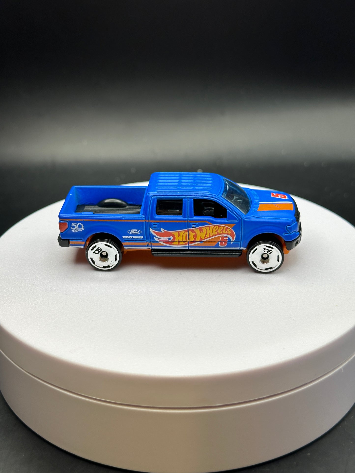 HOT WHEELS - 2009 FORD F-150 (2018) - HW 50th RACE TEAM 4/10 - LOOSE