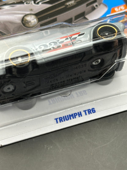 HOT WHEELS - TRIUMPH TR6 - TREASURE HUNT (2025) - HW TRACK CHAMPS 5/5