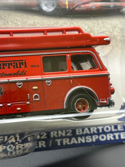 HOT WHEELS - FERRARI 250 GTO (2025) - FIAT 642 RN2 BARTOLETTI TRANSPORTER - TEAM TRANSPORT #83 - DAMAGE
